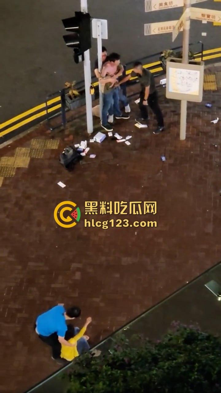 小偷夫妻挺猖狂!【黄埔新天地AEON】惊现“拿”货男女 被保安当众“打包”带走 丢人丢到家了!-7