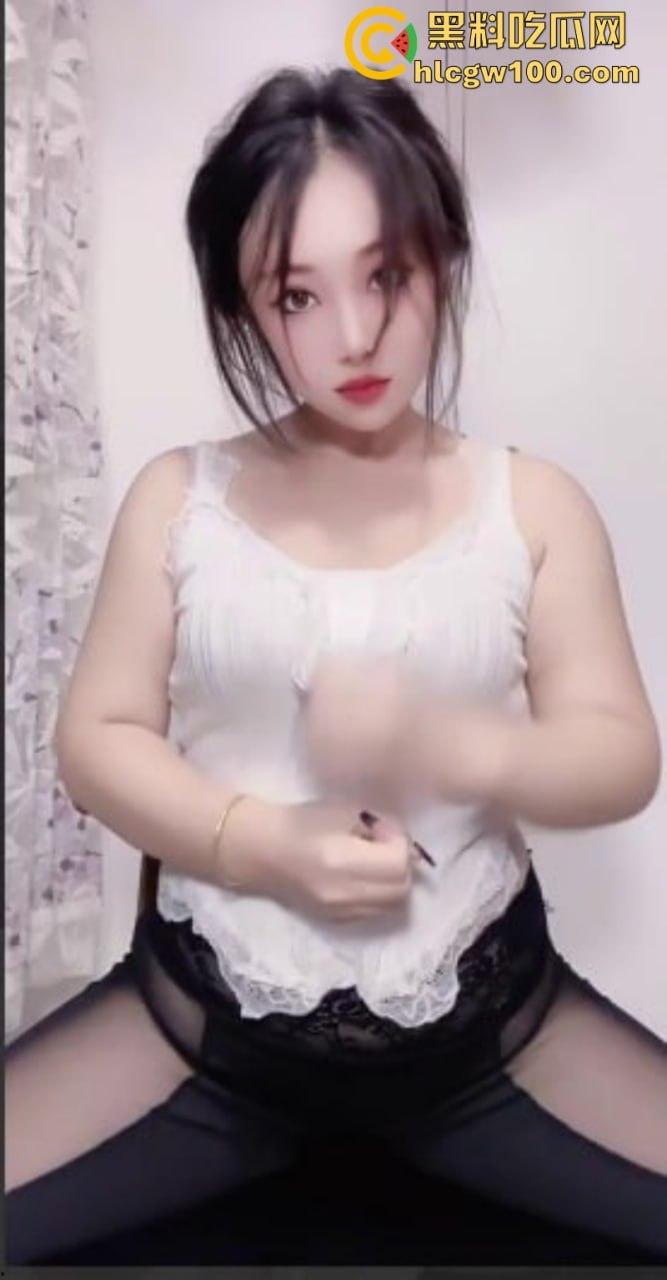 快手网红17万粉丝【完全无视】本名莹莹 各种情趣内衣魅惑摇臀 网袜黑丝肥鲍若隐若现-12