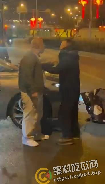 路怒症男子街头对战柔术黑带 反被黑带男技巧性挨打讹了15w 这就是会挨打的含金量-4