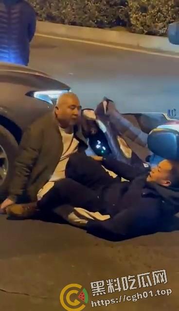 路怒症男子街头对战柔术黑带 反被黑带男技巧性挨打讹了15w 这就是会挨打的含金量-7