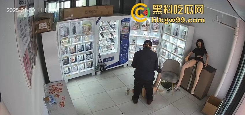 老群友情趣用品店现场试操充气娃娃，白丝不行就要黑丝，捣了几下才发现干操太疼，忘搞润滑油鸡儿磨破皮！-3