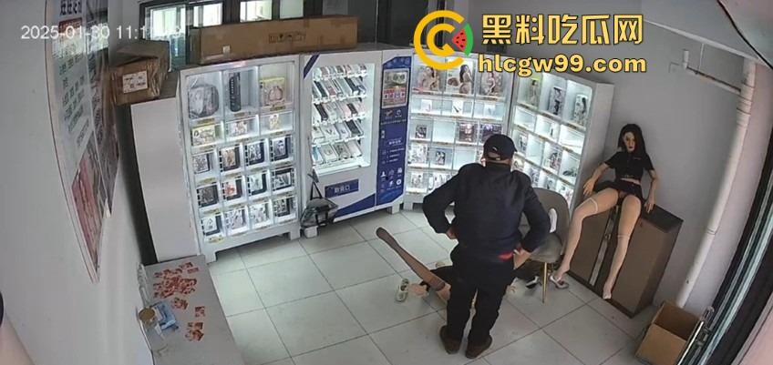 老群友情趣用品店现场试操充气娃娃，白丝不行就要黑丝，捣了几下才发现干操太疼，忘搞润滑油鸡儿磨破皮！-5