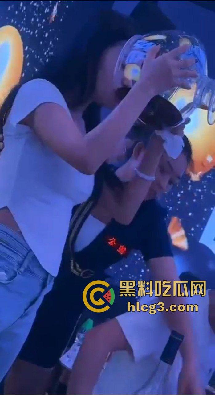 缅北佤邦猛波县 女子为拿金主奖励1万元 挑战喝完1.5L洋酒 狂喝之下导致抢救无效醉死！-7