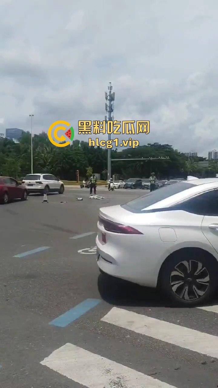 8月21日海南三亚春光路口车祸，两女惨被撞倒在地-7