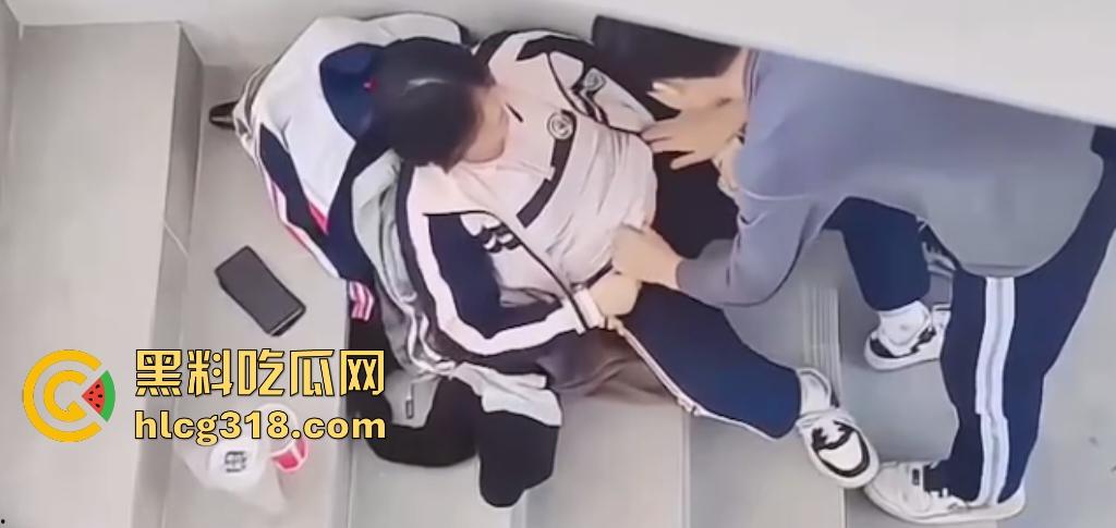高中生楼道学弟帮学姐自慰，学弟这样子还真有调情的意思！男助女逼流水，喷涌到校服上，明天升旗时肯定一股淫水味！-2