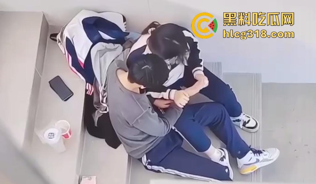 高中生楼道学弟帮学姐自慰，学弟这样子还真有调情的意思！男助女逼流水，喷涌到校服上，明天升旗时肯定一股淫水味！-3