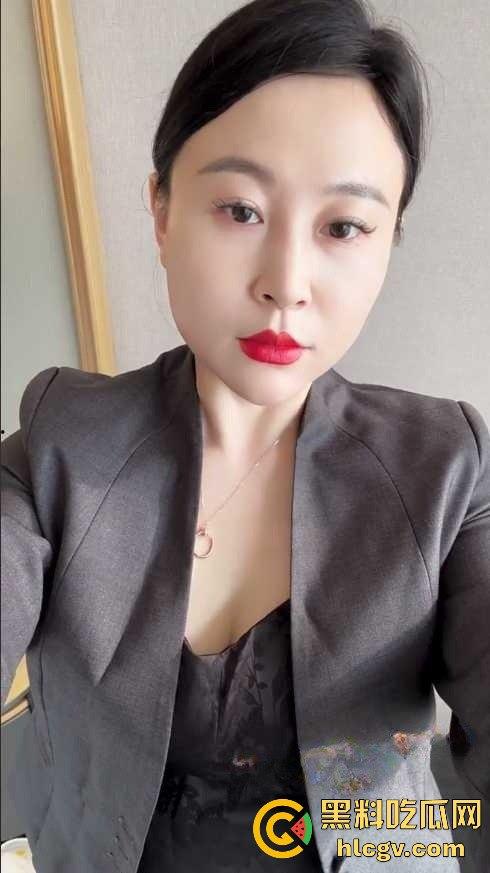 快手网红[雪碧小阿姨]性爱视频大曝光！熟妇撅臀开房被后入爆操，尺度让人瞠目！-1