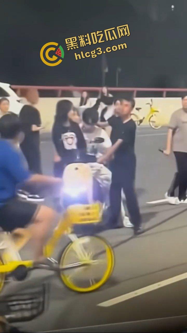 擒拿事件！便衣民警混入人群 捉拿 改装电动车精神小伙！直接无处遁形！-7