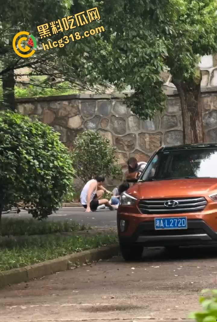 长沙某大学惊魂日，一男子持刀伤人砸车，甚至都惊动特警出警，这到底是恩怨还是精神病 ？-4