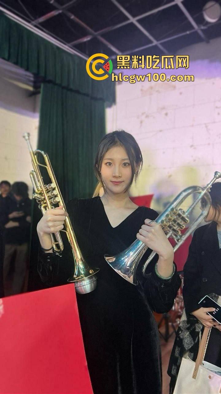 宁夏工商学院音乐生【刘思露】约炮视频曝光,全校出名的骚母狗免费白嫖爽!-5