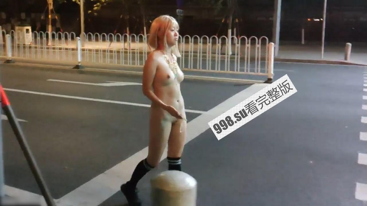 震撼首发❤️广州美女婷婷闹市街头全裸露出漫步轰动警察-3