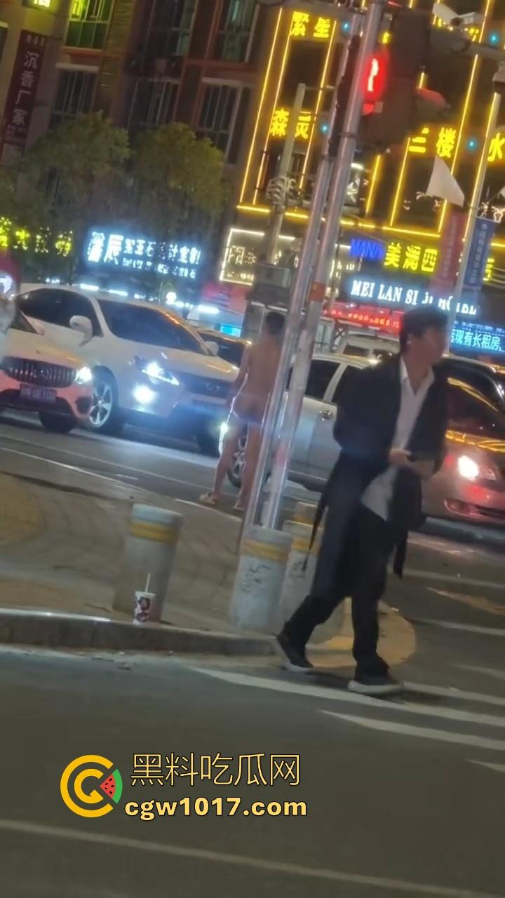 大冬天街头惊现裸男夜跑！全身脱光在车流量最大的街道夜跑，马路中央的焦点，难道什么女主人的任务啊！-3