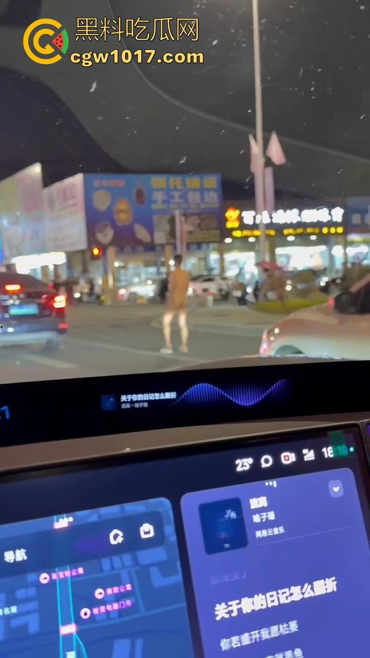 大冬天街头惊现裸男夜跑！全身脱光在车流量最大的街道夜跑，马路中央的焦点，难道什么女主人的任务啊！-6