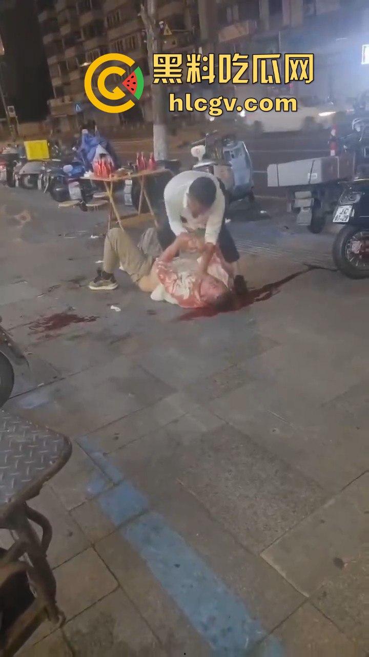 南通东北烧烤场闹大事！两桌人喝多对视一眼就起冲突，口角升级直接捅人！看人一眼都要命！-13