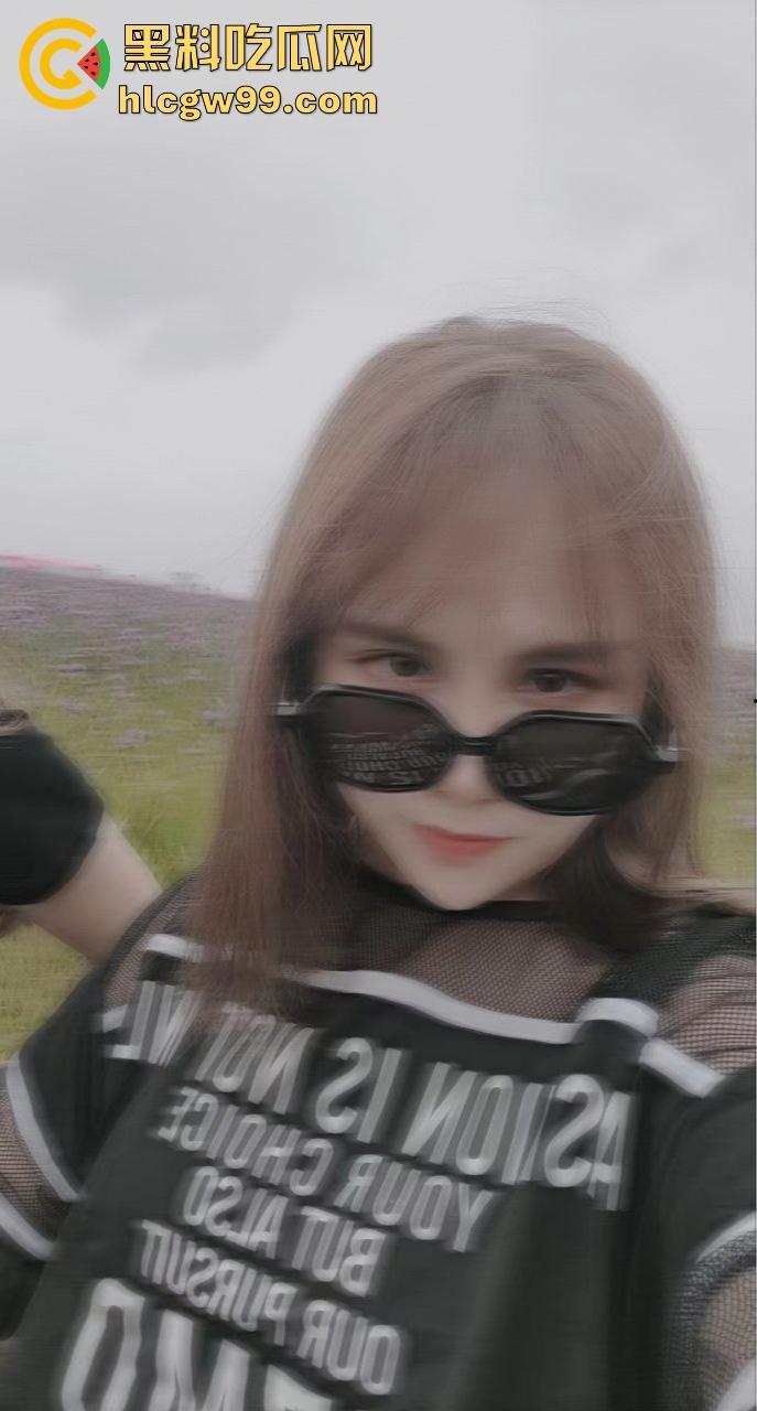 湖北人妻【李亭杉】背着老公和情人酒店开房，饥渴得衣服都来不及脱，主动翘臀求操，被压在床上暴力输出！-4