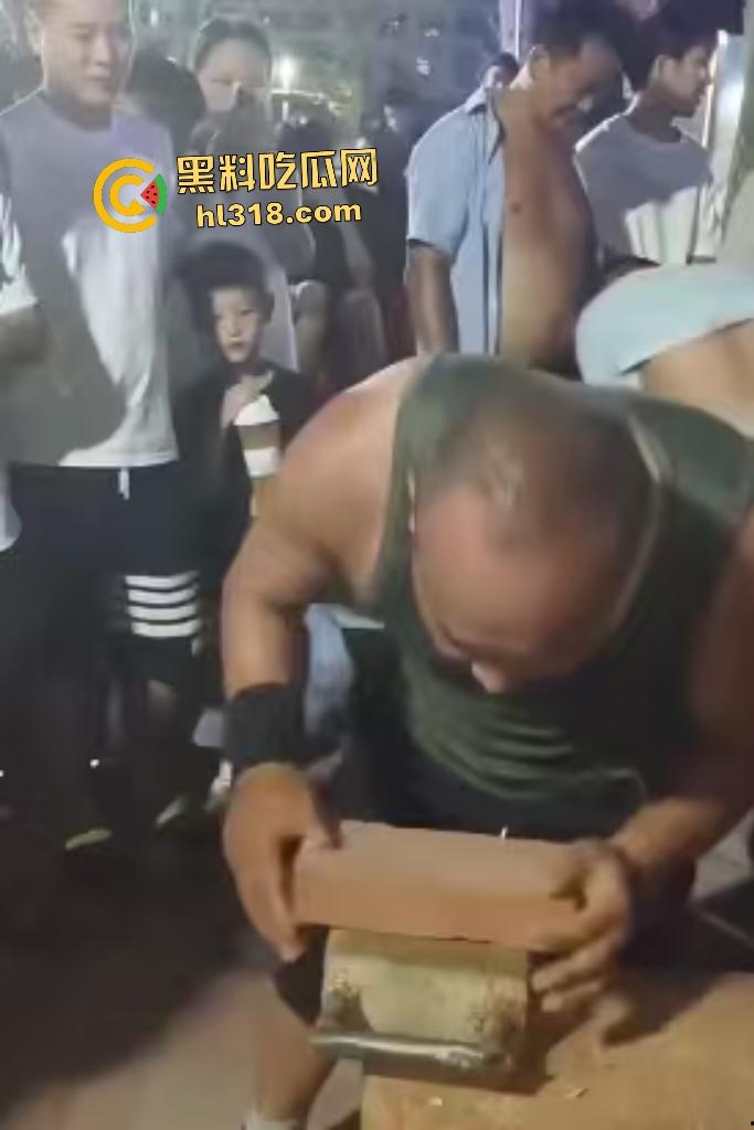 大爷几十年专业劈砖遇良心真砖！狠狠手劈，就是劈不动，大爷说这比我鸡巴还硬啊！-1
