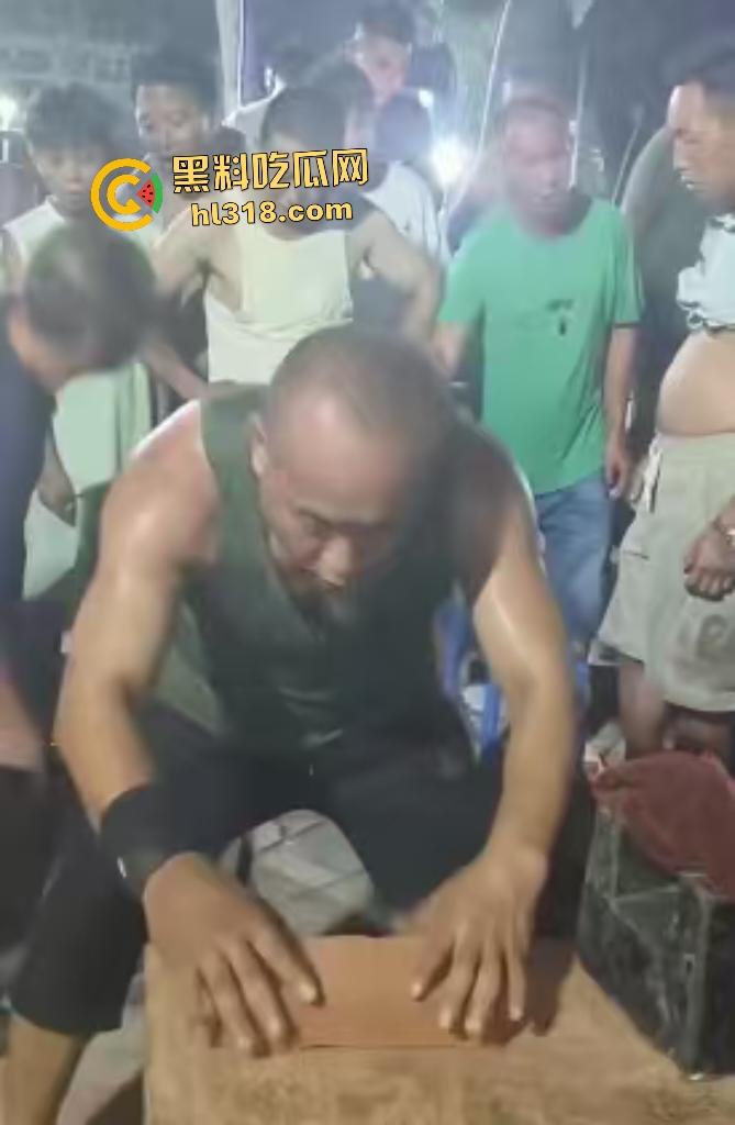 大爷几十年专业劈砖遇良心真砖！狠狠手劈，就是劈不动，大爷说这比我鸡巴还硬啊！-7