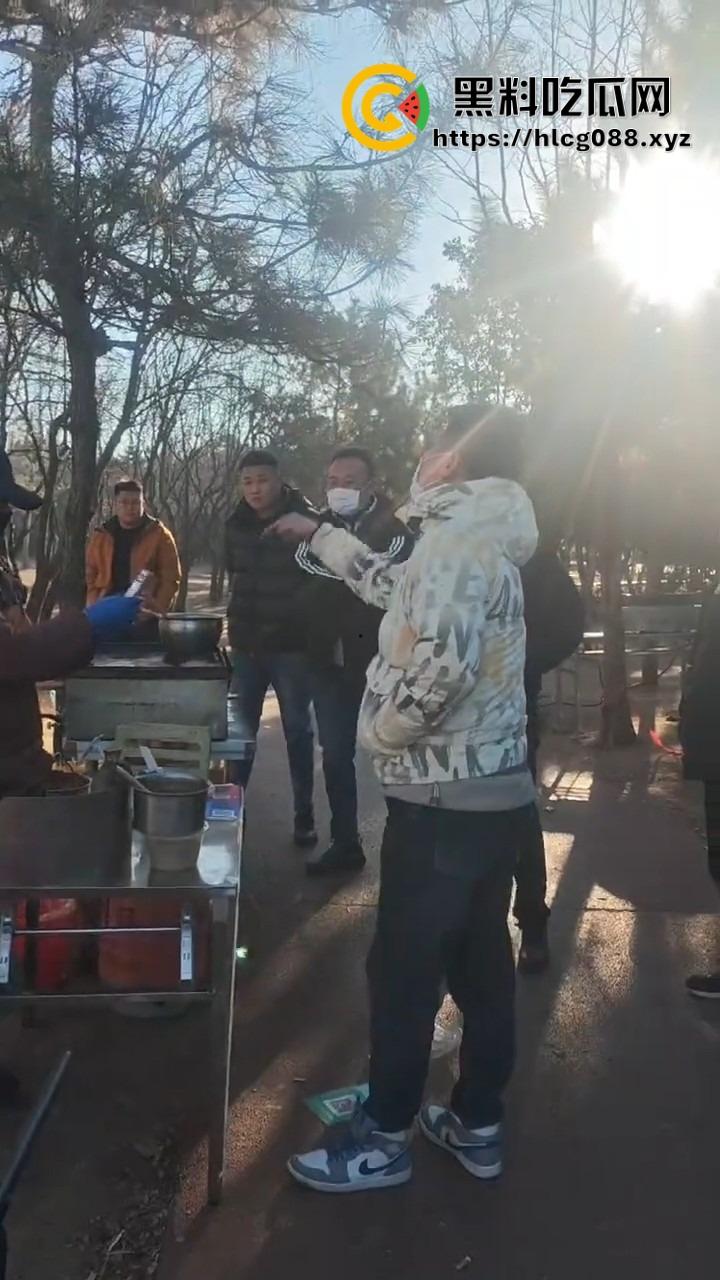 山东日照航海工程职业学院门口卖淀粉肠的摊主惨了!白衣男当街掀摊,城管还是社会哥?-7