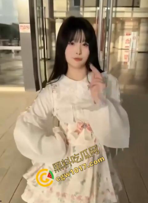 赤裸情侣路灯下野战！小哥疯狂后入，女友淫荡浪叫，惊爆路人眼球，视觉与听觉的双重冲击-1