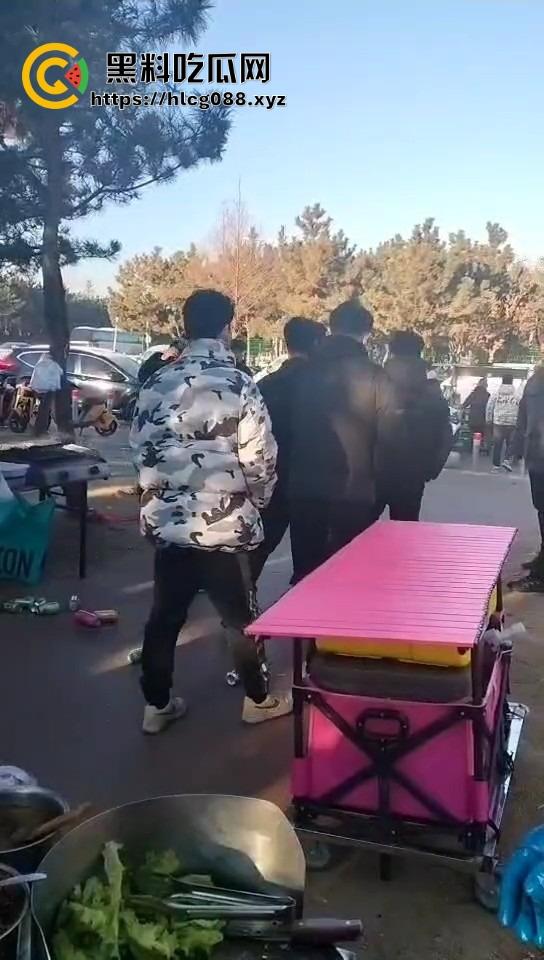 山东日照航海工程职业学院门口卖淀粉肠的摊主惨了!白衣男当街掀摊,城管还是社会哥?-10