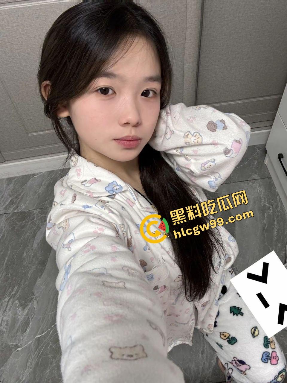 鲁迅美术学院清纯反差学生【李依伊】白皙嫩体黑丝抽插骚穴娇喘，分手遭曝光淫荡性爱 独家流出！-1