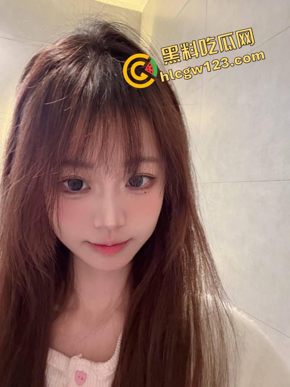 广西大佬不怕当吴亦凡室友，硬约骚货带09年亲妹进房玩3P，妹妹害羞看着开操，房间里淫声不断！-8