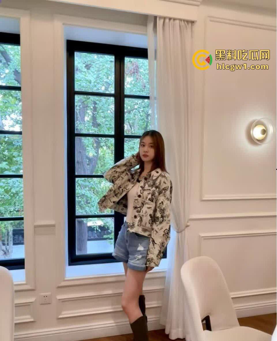 秦皇岛顶级模特御姐【王思涵】爆辣登场！性感紧身衣裹出绝美S曲线，腿长直逼天际，骚气难掩！-1