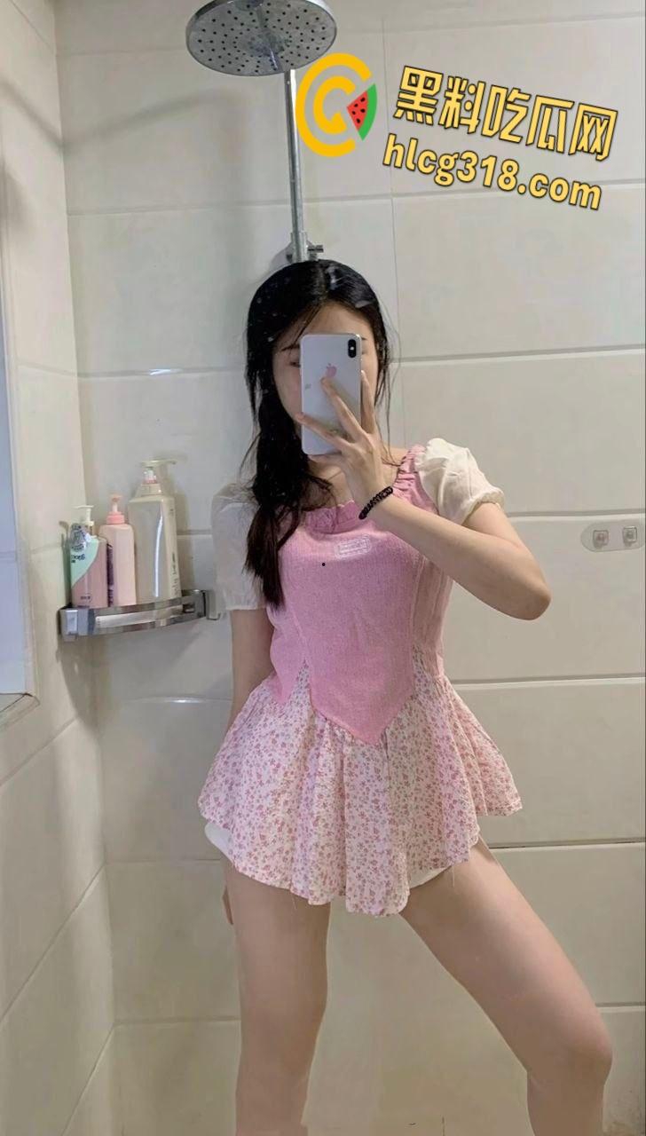 酒吧约炮高颜值嫩妹，竟是高中校友，连体开档黑丝害羞的用手挡，回家路上车震口爆！-3