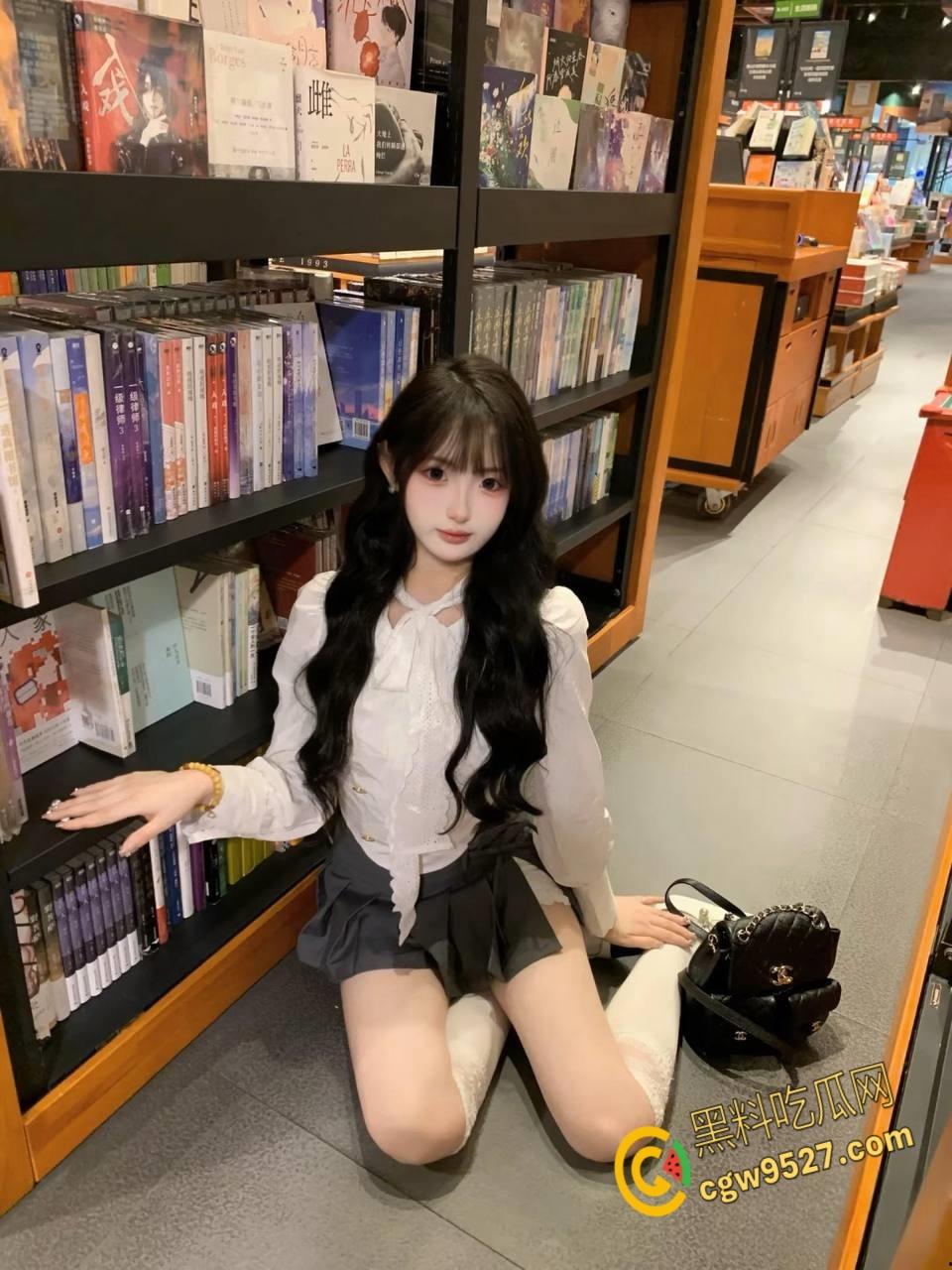 南昌大学清纯学妹【童淑贤】，与炮友外出旅游陪玩陪睡， 颜值很高口交娴熟，这就是你们眼里的女神 !-3