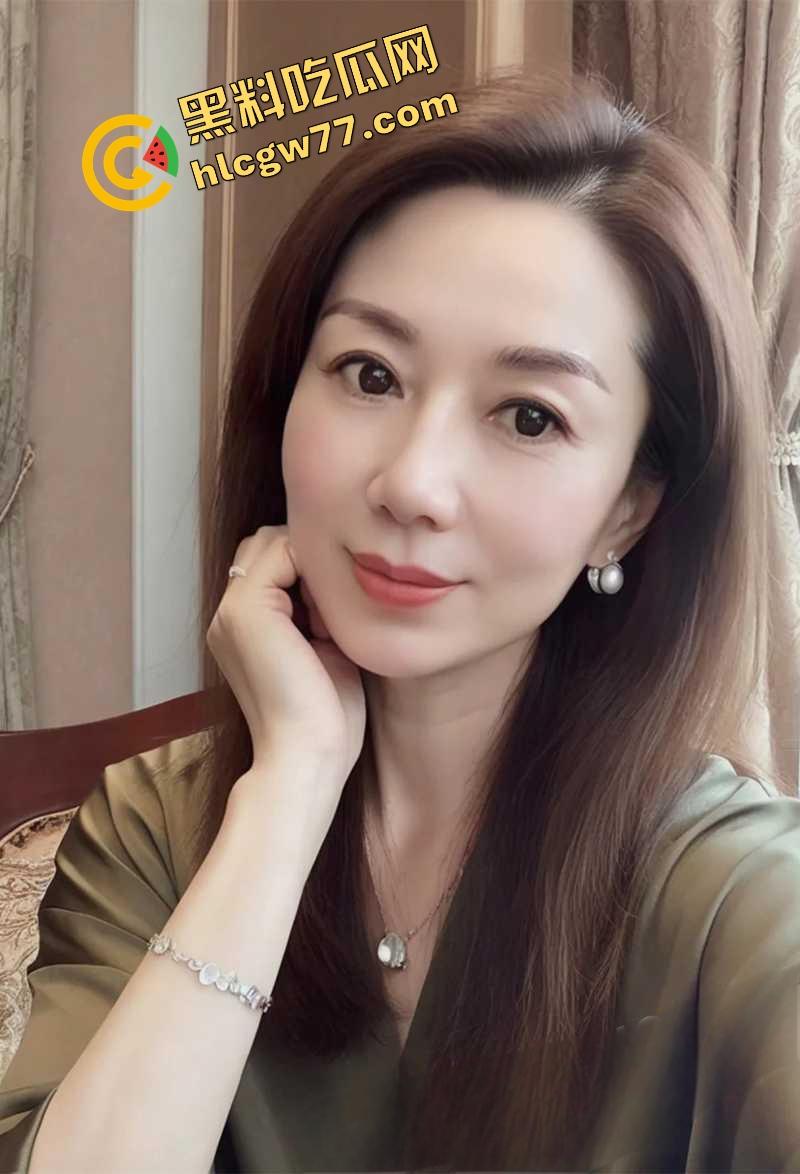 人妻骚货【桃桃】酒店红色开档情趣内衣撑爆巨乳，深喉舔屌玩假鸡巴，后入扭腰床单湿成水田！-1