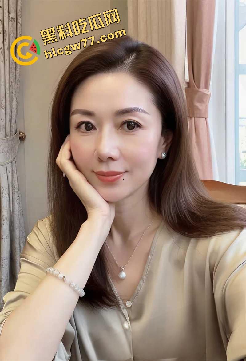 人妻骚货【桃桃】酒店红色开档情趣内衣撑爆巨乳，深喉舔屌玩假鸡巴，后入扭腰床单湿成水田！-4