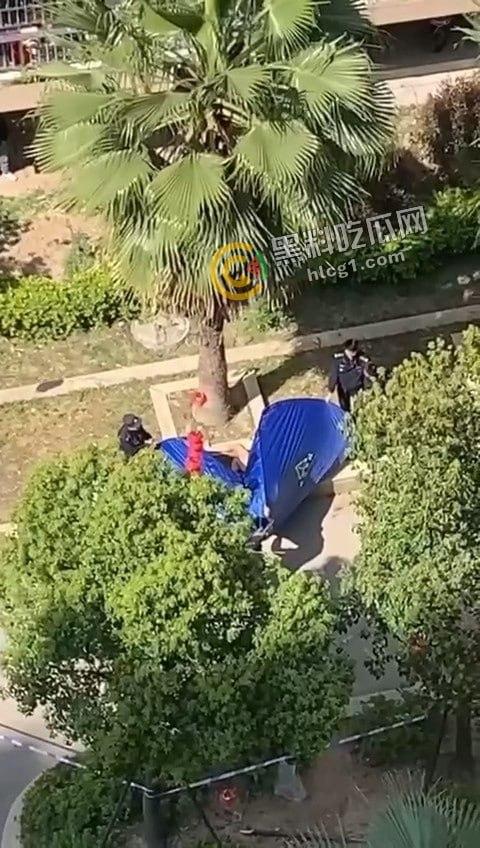 男子全裸跳楼，疑遭重大打击引发极端行为，围观群众目瞪口呆！-5