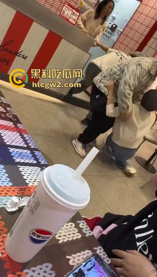 巾帼不让须眉！疯狂星期四吃个炸鸡，竟目睹两女打架，过肩摔动作猛得像摔跤比赛，V50还能免费看节目？-3