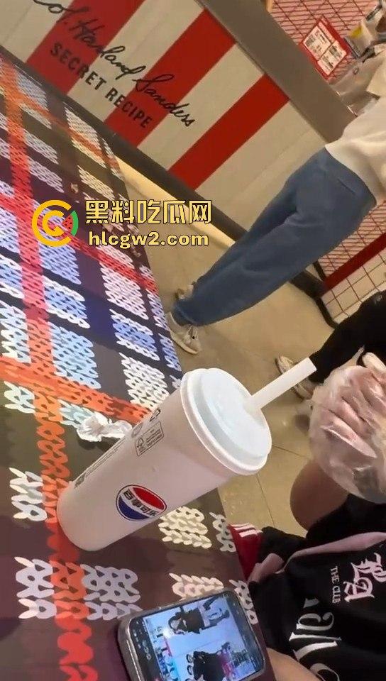 巾帼不让须眉！疯狂星期四吃个炸鸡，竟目睹两女打架，过肩摔动作猛得像摔跤比赛，V50还能免费看节目？-6