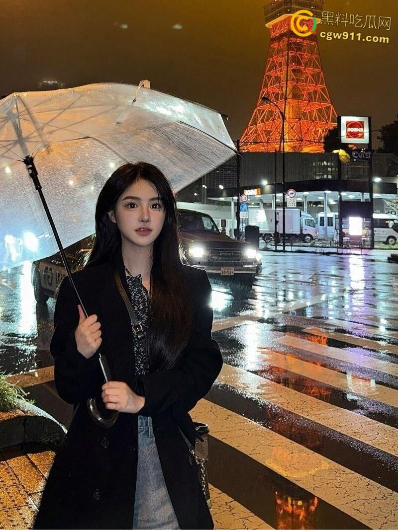 饥渴妹妹请哥哥吃饭，凉亭皮裙肉丝户外露出，扒开哥哥内裤疯狂吃鸡，被哥哥爆操到连连娇喘求饶！-3