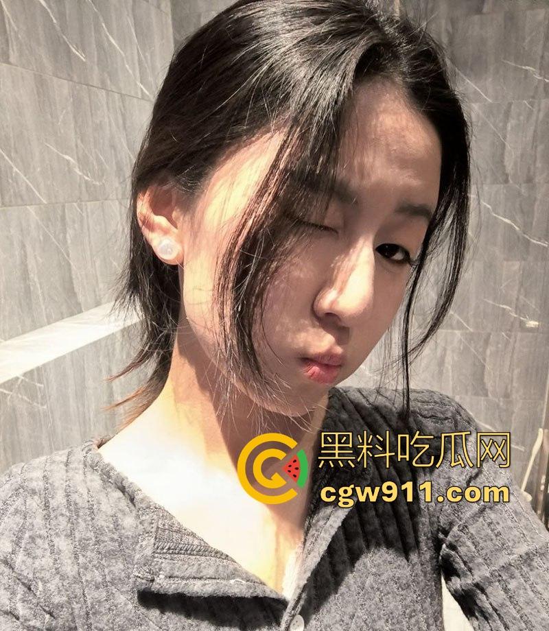 英国留子又爆大瓜！谢菲尔德大学【李玲】被绿帽男友曝光性爱视频，黑丝反差母狗无限诱惑，露脸口交一脸淫靡！-4