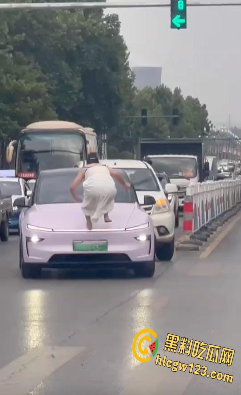 河南洛阳街头惊现症女子,机动车道持械狂砸多车,警方火速介入!-4