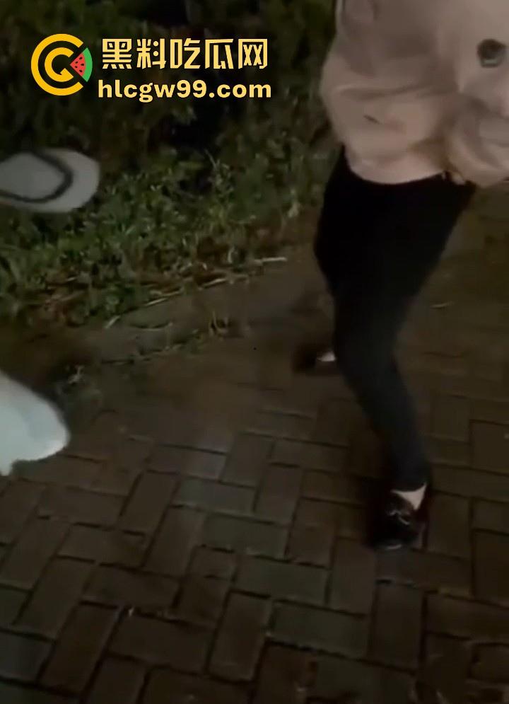 广西精神小妹深夜公园玩变态直播,为博眼球生吞燃烧纸巾,用拖鞋抽骚逼狠打小伙大屌,现场惨叫连连!-1