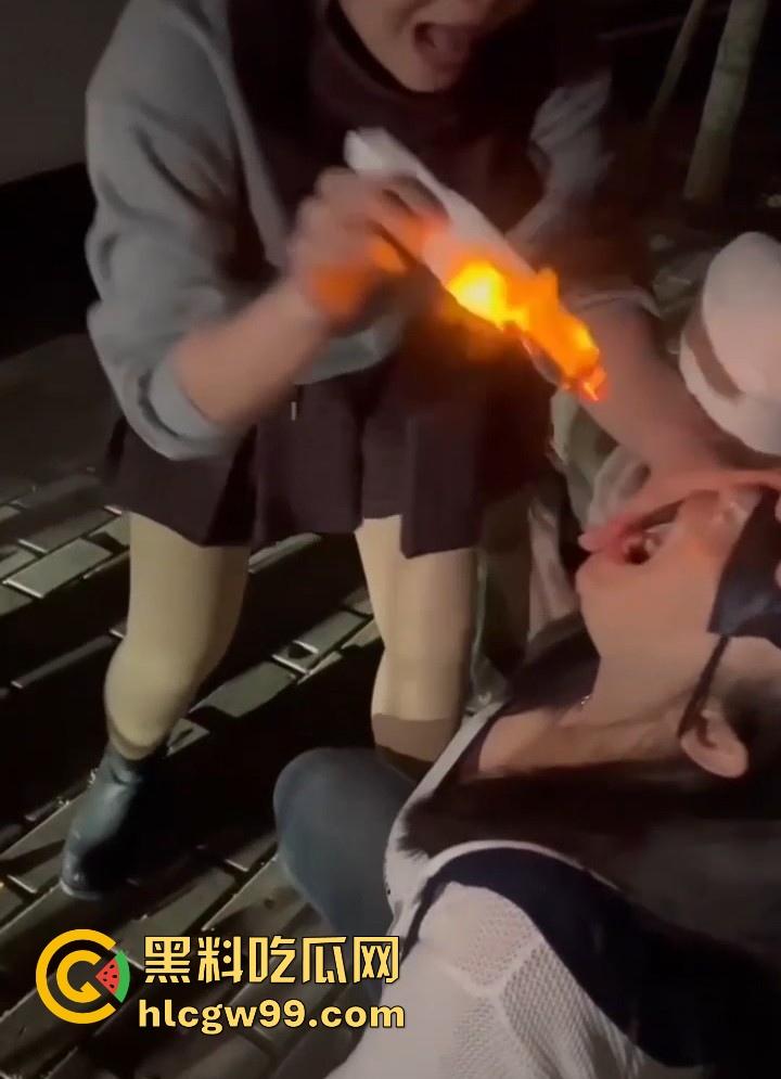 广西精神小妹深夜公园玩变态直播,为博眼球生吞燃烧纸巾,用拖鞋抽骚逼狠打小伙大屌,现场惨叫连连!-9