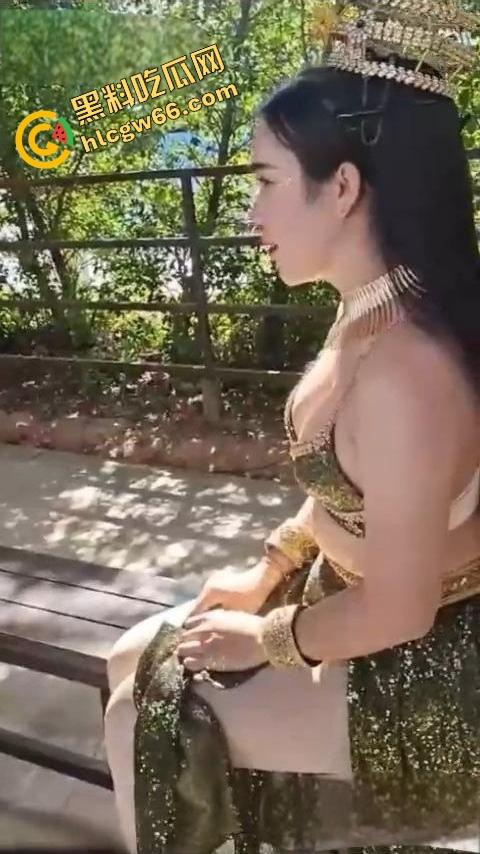 中国大爷街头撩人妖乱摸，乳大骚骚揉上瘾，结果鸡巴比自己还大，伸手一摸居然是吊炸天的霸王屌！-10