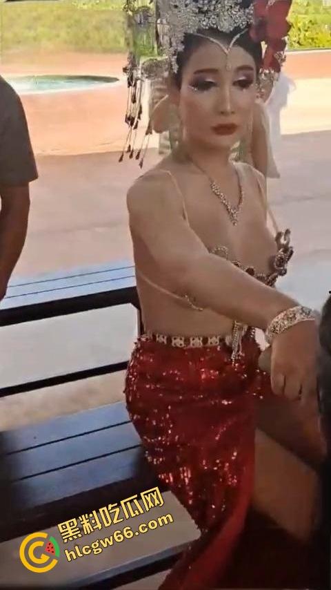 中国大爷街头撩人妖乱摸，乳大骚骚揉上瘾，结果鸡巴比自己还大，伸手一摸居然是吊炸天的霸王屌！-12