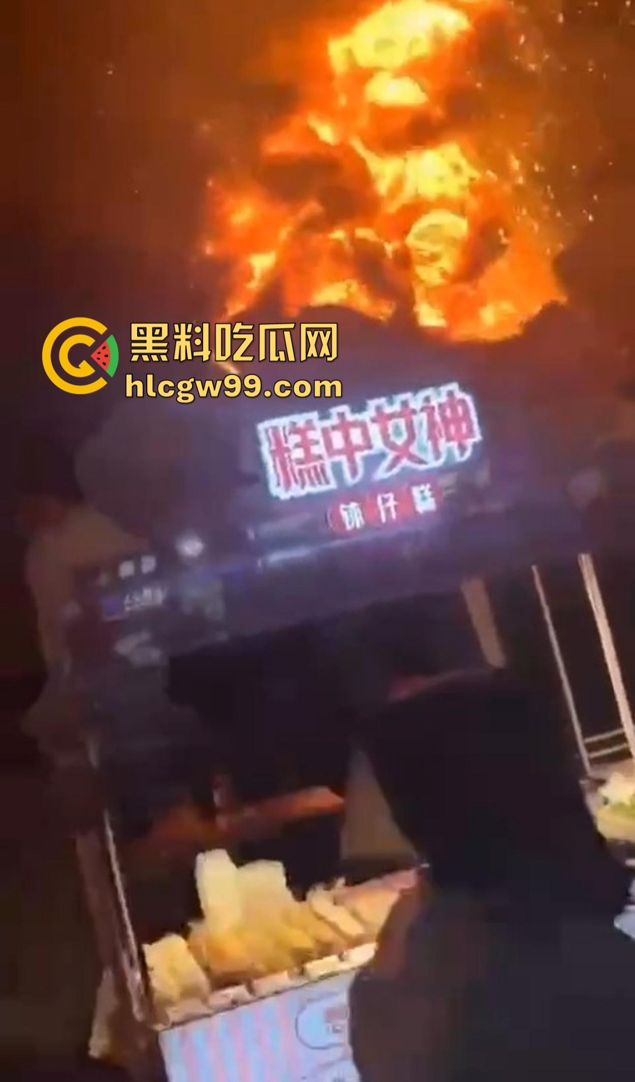 南宁除夕夜打铁花表演现场突发大火 观众还以为是特效 结果真烧起来了！-7