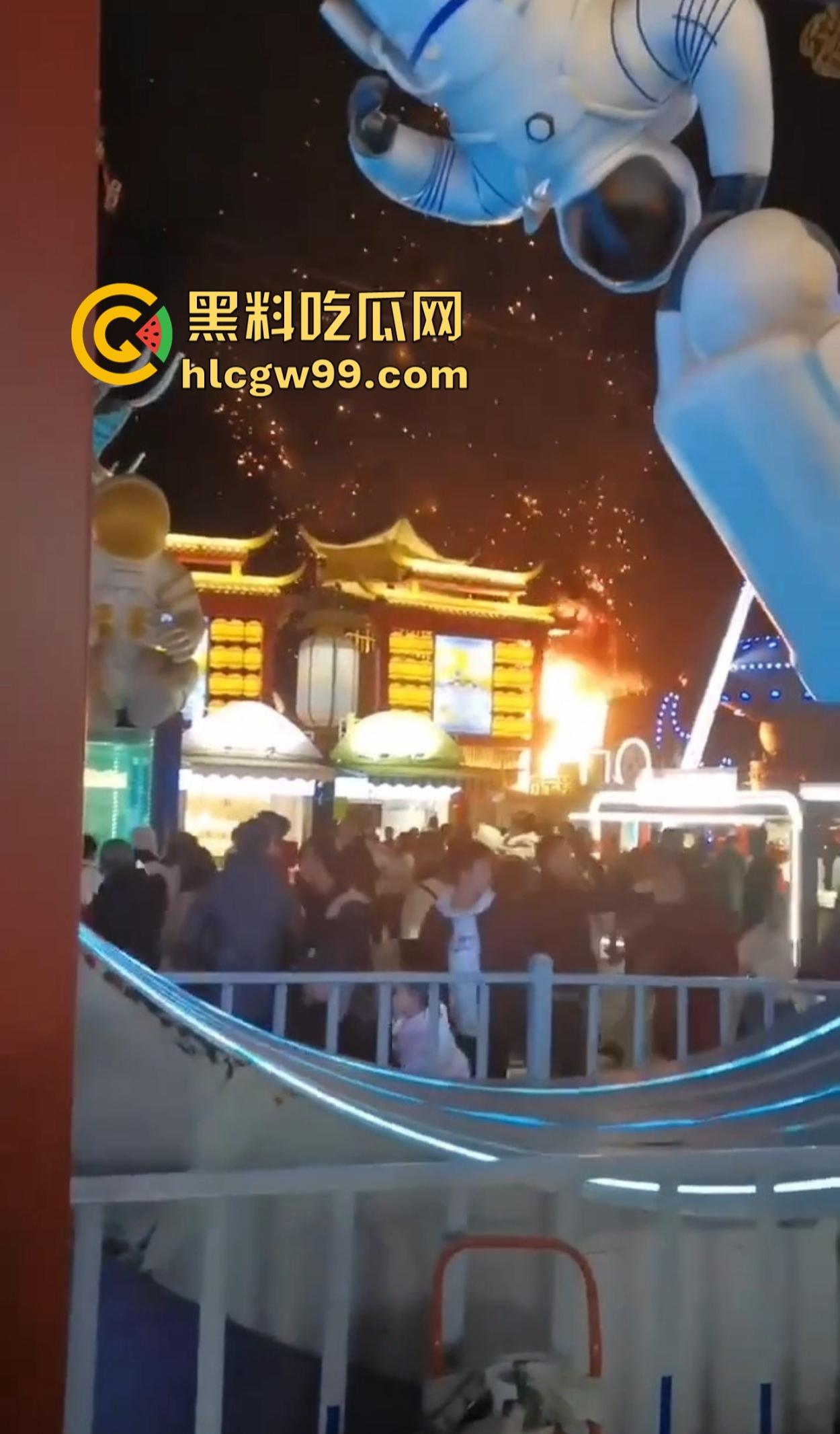 南宁除夕夜打铁花表演现场突发大火 观众还以为是特效 结果真烧起来了！-11
