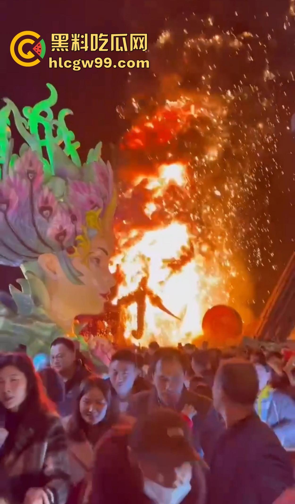 南宁除夕夜打铁花表演现场突发大火 观众还以为是特效 结果真烧起来了！-13