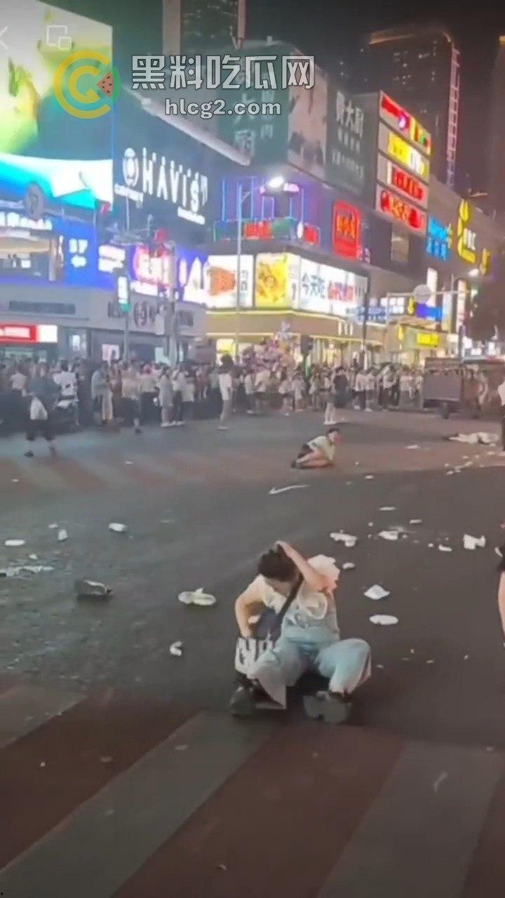 长沙五一广场惨剧真相大揭秘，网约车司机清理后座失控撞伤8人——酒驾毒驾排除，网约车司机到底干了什么-5