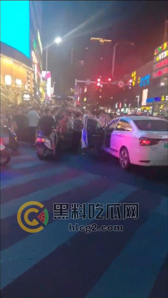 长沙五一广场惨剧真相大揭秘，网约车司机清理后座失控撞伤8人——酒驾毒驾排除，网约车司机到底干了什么-8