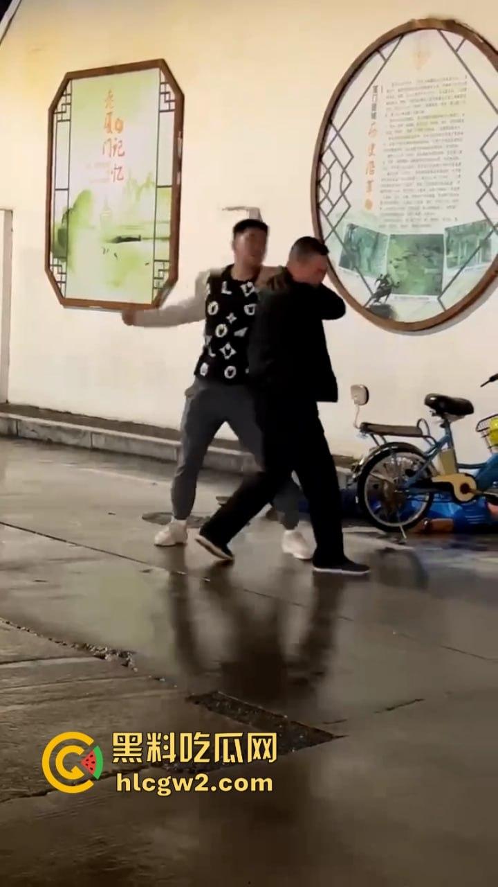 三男街头打架 上海拳皇当街展示拳脚功 一击ko绝杀挑衅男 倒头就睡-2