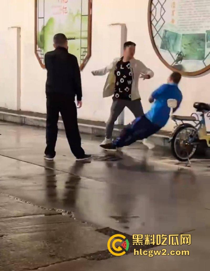 三男街头打架 上海拳皇当街展示拳脚功 一击ko绝杀挑衅男 倒头就睡-3