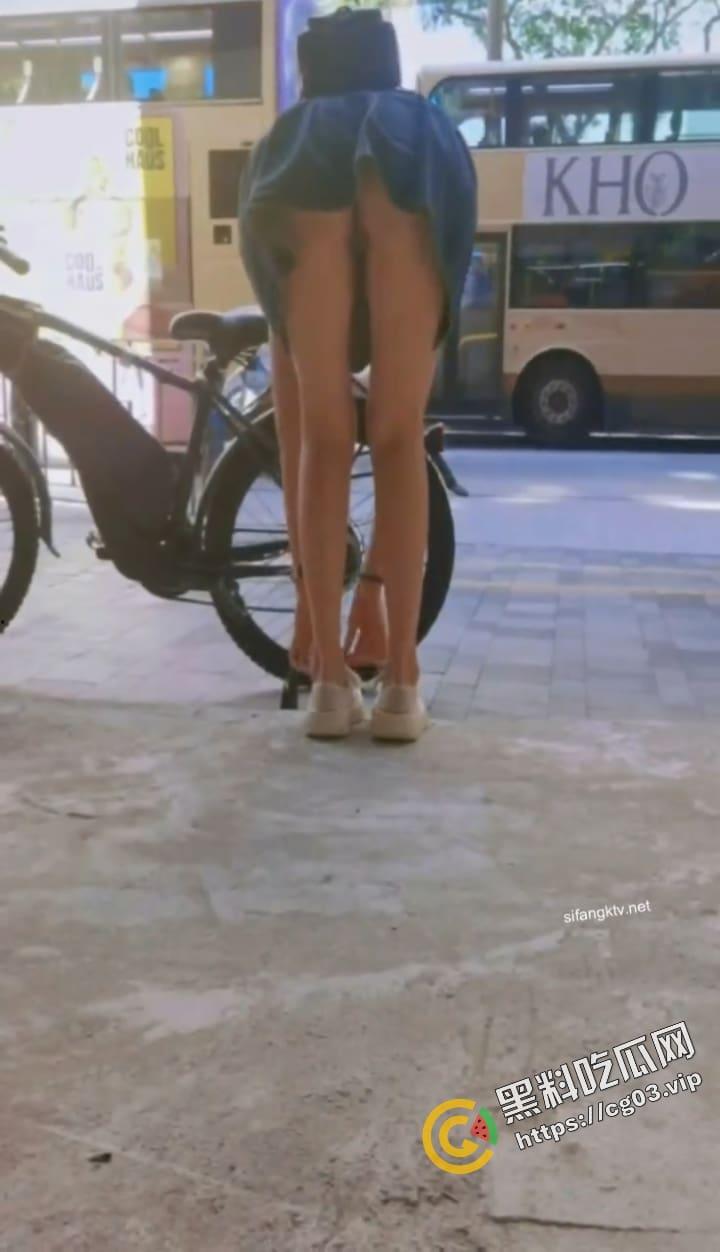 香港 情侣街头一日游 长腿少女塞跳蛋  穿超短裙无内真空 勾引陌生人 公共场合大玩露出 网民怒斥不知廉耻-3