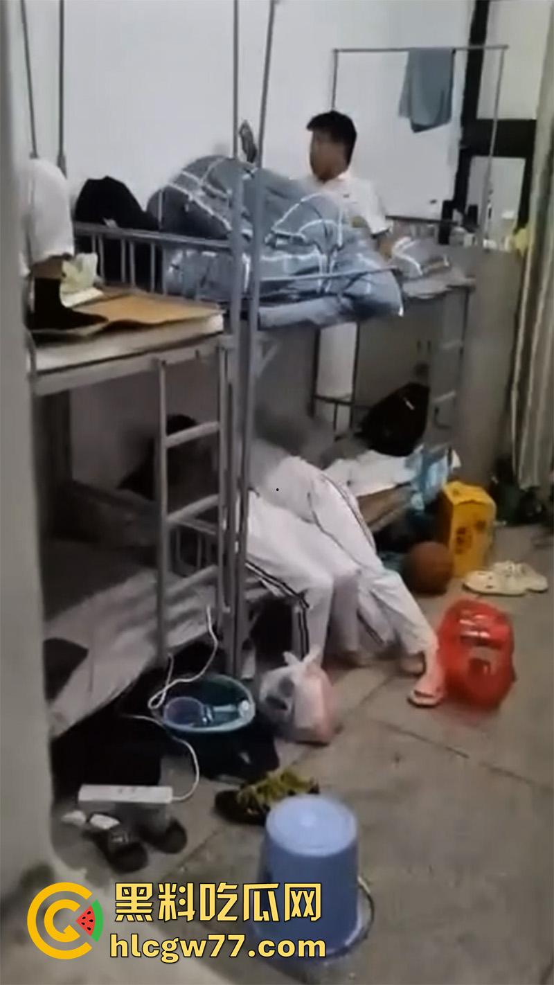 河南卫校寝室偷情，当着兄弟面操室友女友，兄弟想加入却被拒绝，直接将偷拍视频曝光！-7